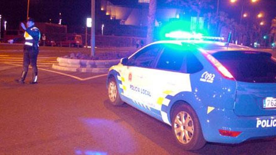 Un policía local dirigiendo el tráfico, anoche, por el Auditorio. i CASTRO