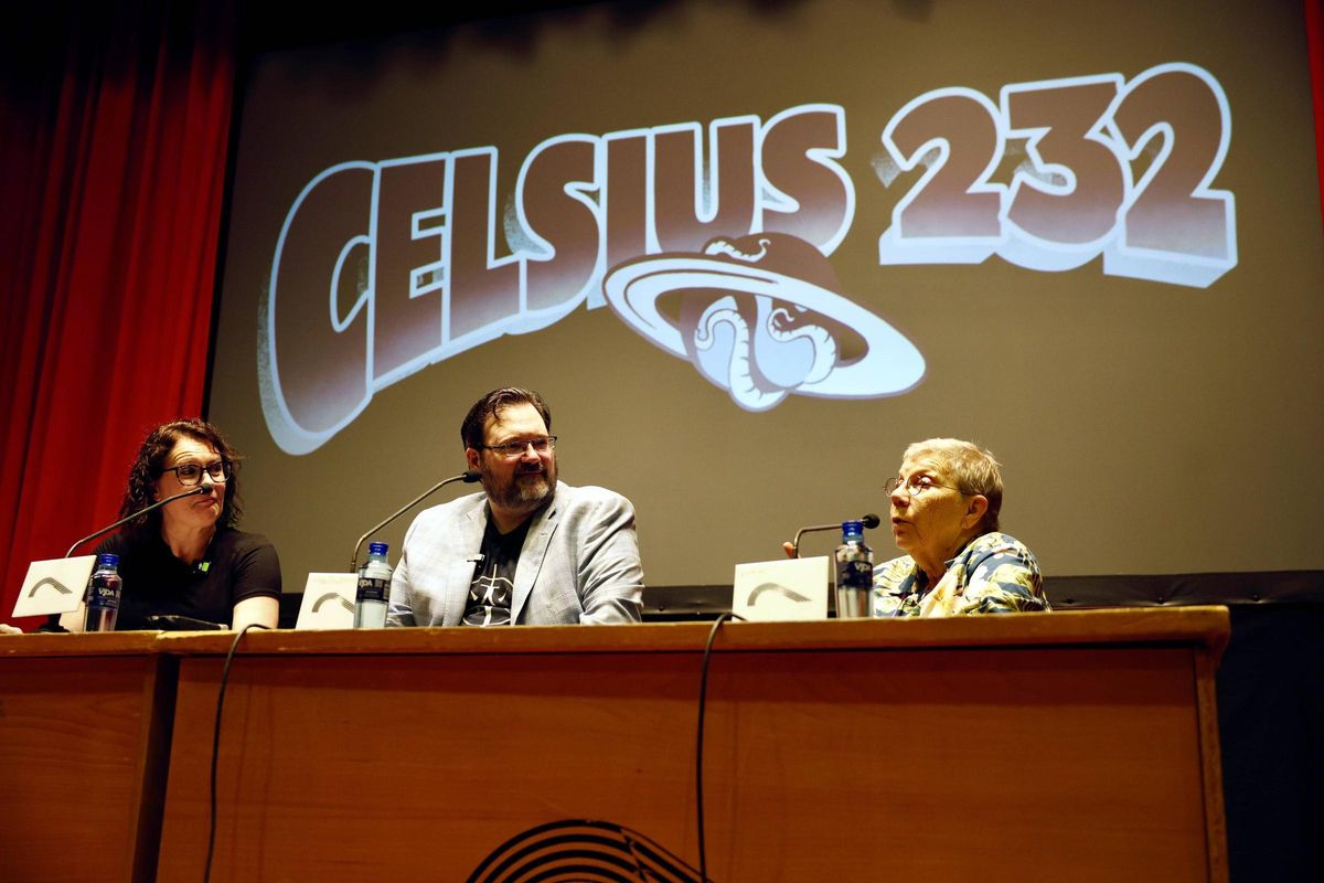 Emily Sanderson, Brandon Snderson y Barbara Hambly, esta mañana, en el auditorio de la Casa de Cultura