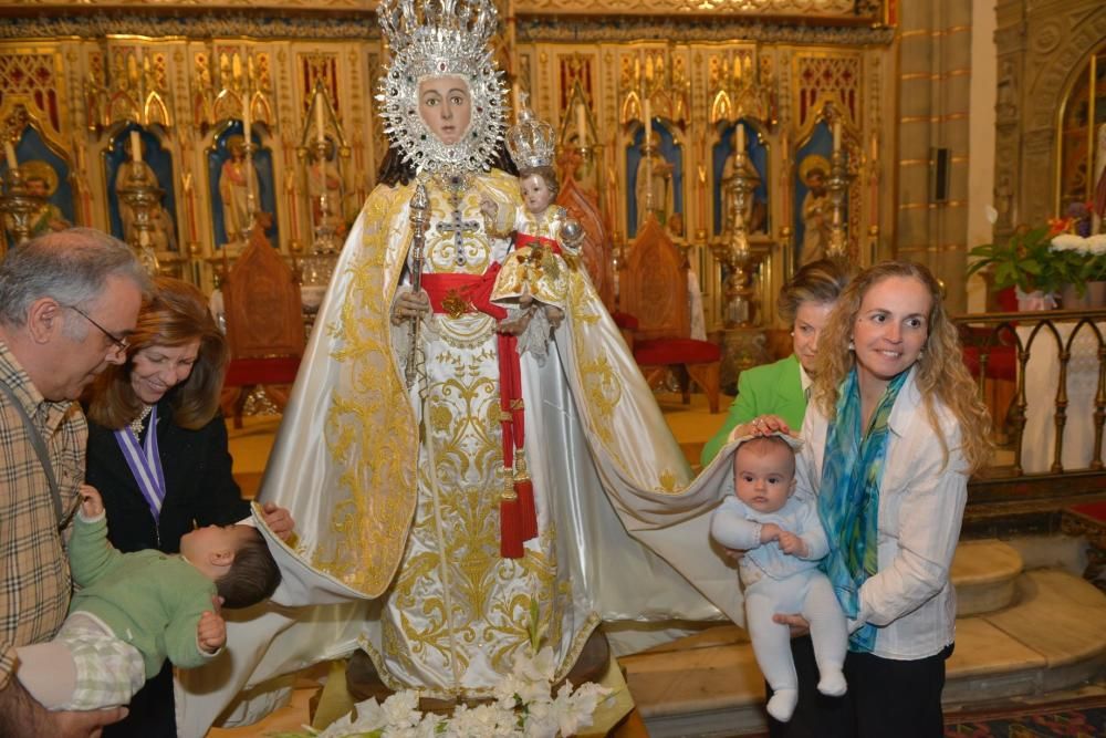 Los bebés, bajo el manto de la Fuensanta