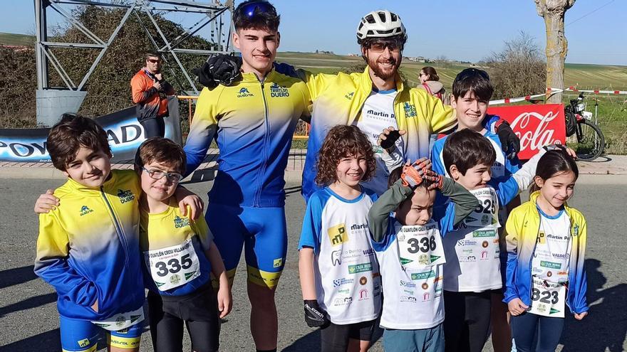 Los jóvenes triatletas zamoranos con su profesor Alejandro Delgado