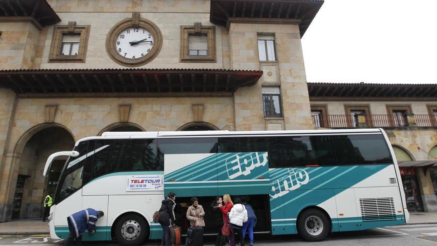 Un autobús delante de la estación del Norte de Oviedo.