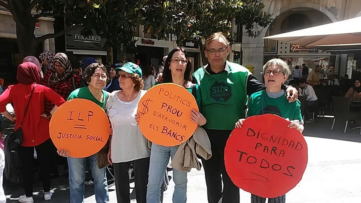 Imatge d'arxiu de Juan Rosillo amb algunes companyes de la PAPH Figueres, en una acció a la plaça de l'Ajuntament.
