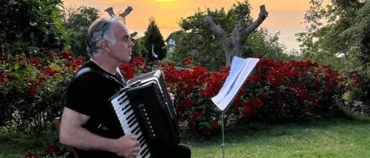 Camilo Macenlle co seu acordeón no xardín da súa casa.   | // FDV
