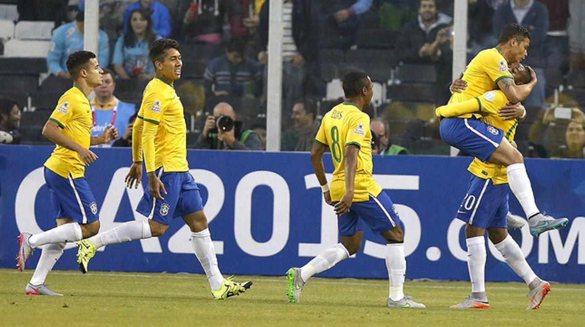 Thiago Silva celebra amb el seu company Robinho el gol marcat davant la selecció veneçolana a la Copa Amèrica.