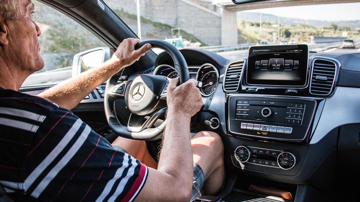 Usas soporte para el móvil en el coche? La DGT te multará en estos casos