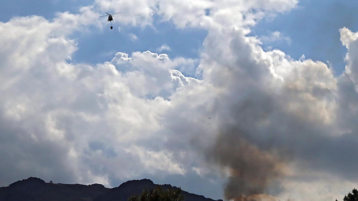 Medios aéreos trabajan en la extinción de un incendio