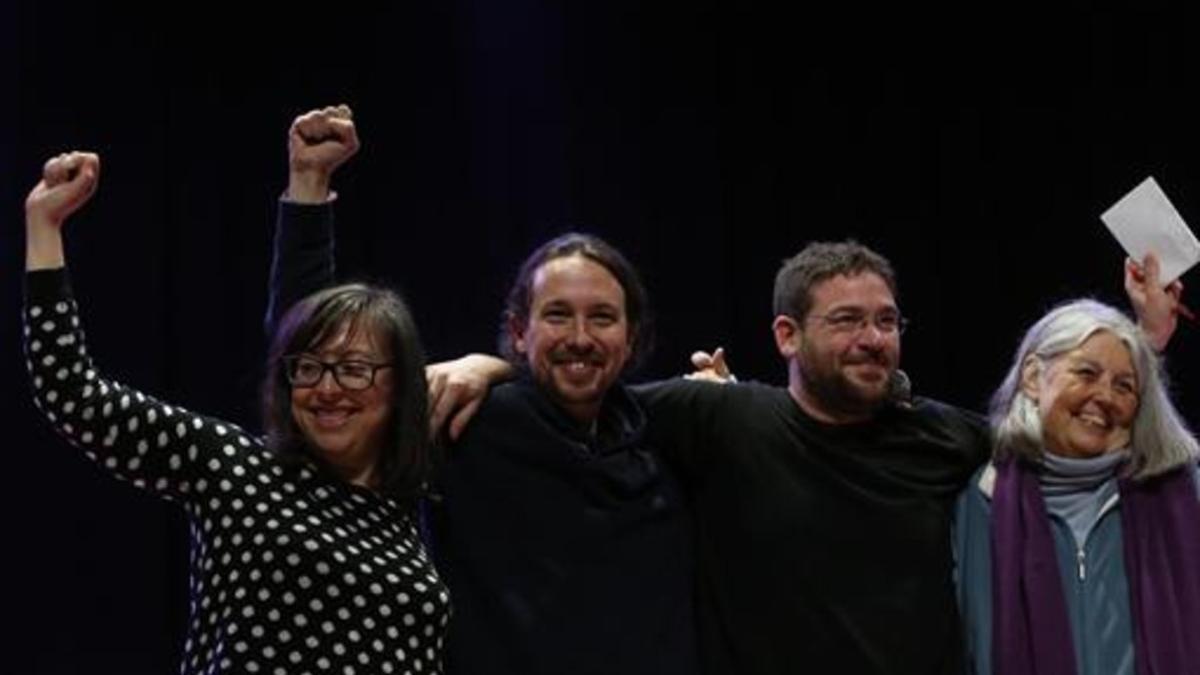 Iglesias, con Noelia Bail (izquierda), Albano Dante Fachin y Àngels Martínez, ayer en Sant Feliu de Llobregat.