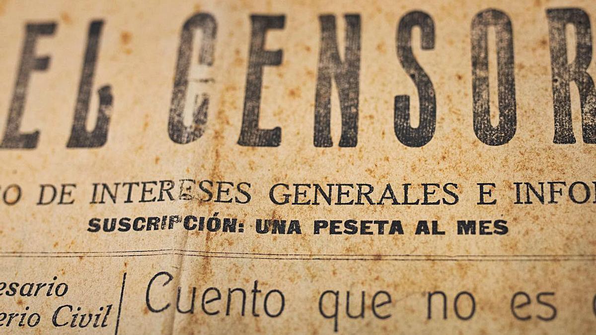 , integramente dedicadas a la publicidad y su cabecera. Abajo, el primer periódico impreso de Canarias, el 