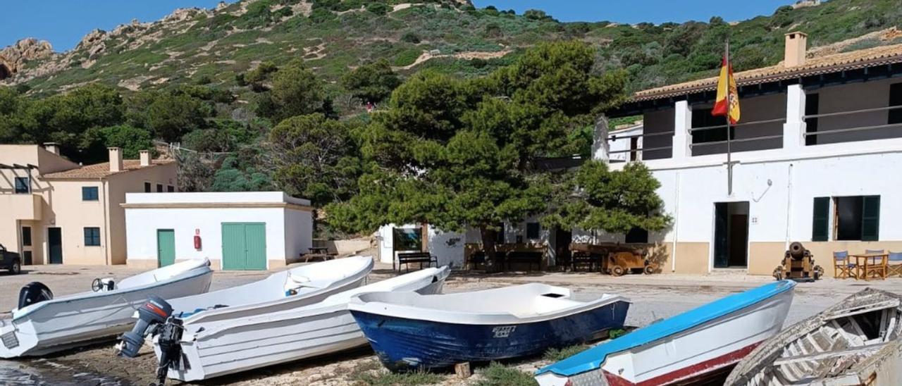 Imagen de pateras acumuladas en el puerto de Cabrera tras ser interceptadas por la Guardia Civil. |