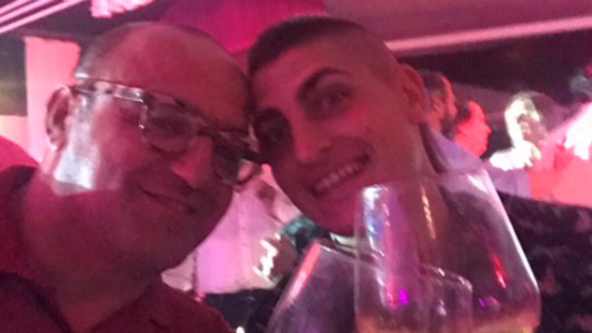 Donato di Campli y Marco Verratti, jugador del PSG, brindan para un 'selfie' en la cuenta de Twitter del representante italiano