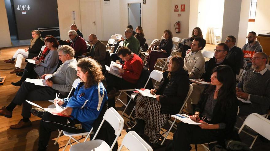 Participantes en la reunión del consejo sectorial de movilidad, en la antigua Escuela de Comercio, donde ayer se presentó el plan de remodelación de las líneas de Emtusa. | Juan Plaza