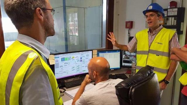 A la derecha, Javier Rubio, inventor de la tecnología, explica el funcionamiento en la sala de control de Palenciana.