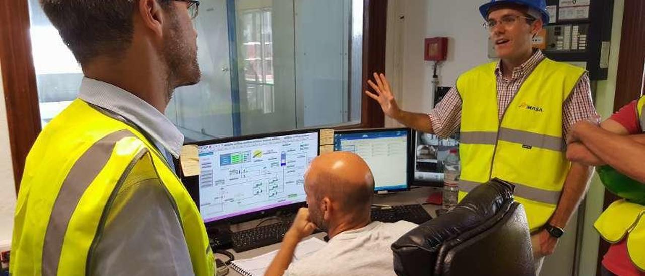 A la derecha, Javier Rubio, inventor de la tecnología, explica el funcionamiento en la sala de control de Palenciana.