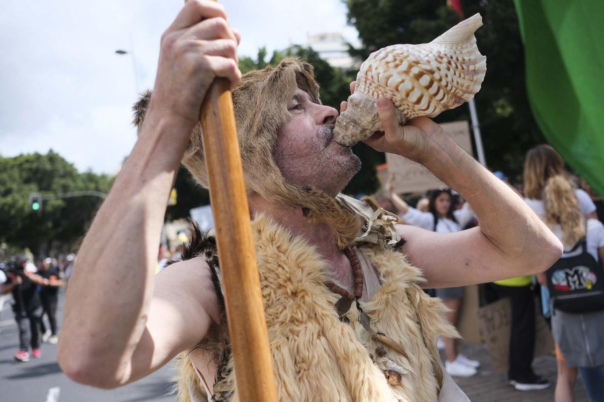 Manifestantes protestan contra el turismo en masa, este sábado, en Las Palmas de Gran Canarias