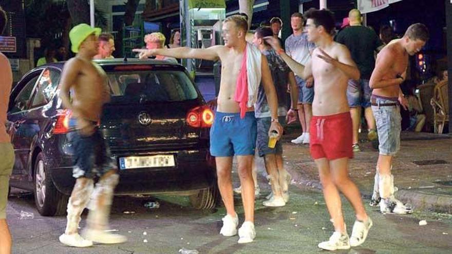 La Policía de Calvià empezará ya a multar por beber alcohol en la calle por la noche