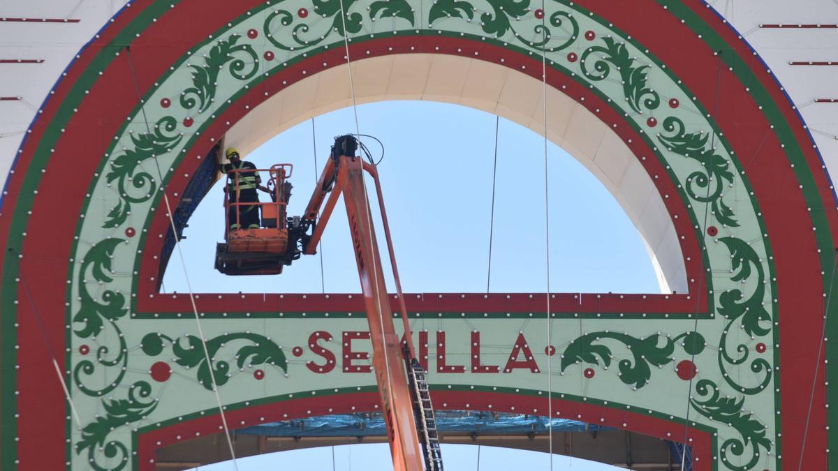 Trabajos de montaje de la portada de la Feria de Abril de 2025. Este 2026 comenzará el 16 de enero