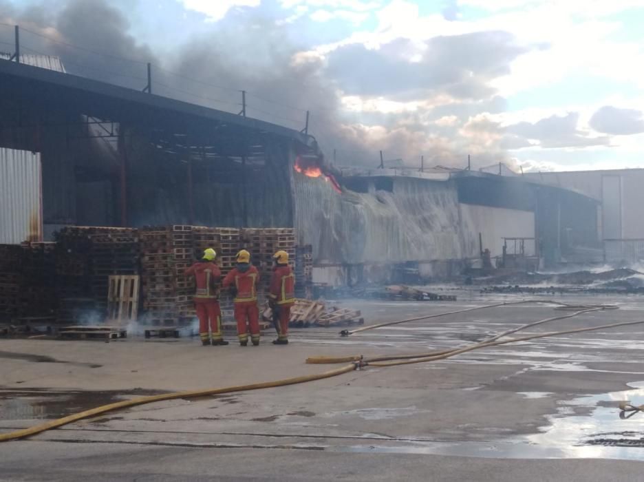 Un incendio arrasa una empresa de regalos en Manises