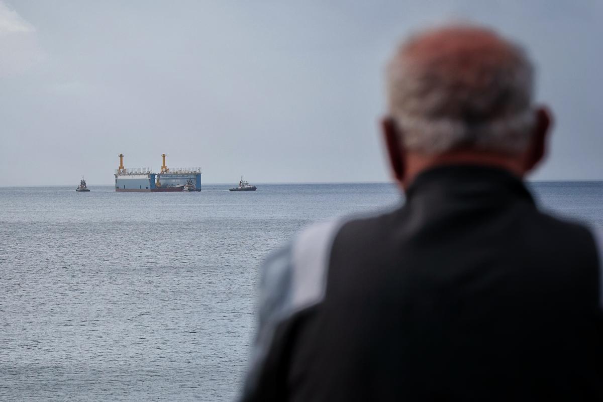 Llegada del primer dique flotante al Puerto Santa Cruz de Tenerife desde China Llegada del primer dique flotante al Puerto Santa Cruz de Tenerife desde China