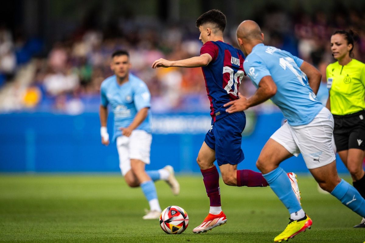 Unai Hernández conduce el balón durante el encuentro contra el Ibiza.