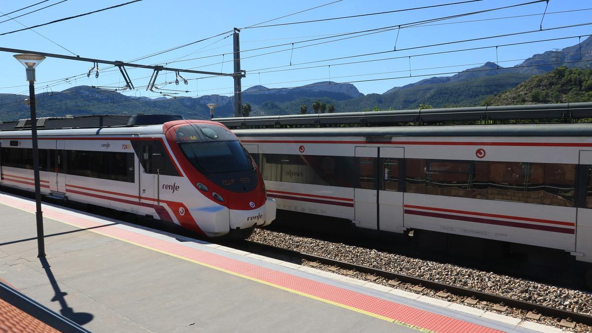 Dos trenes de Cercanías de la línea València-Gandia.
