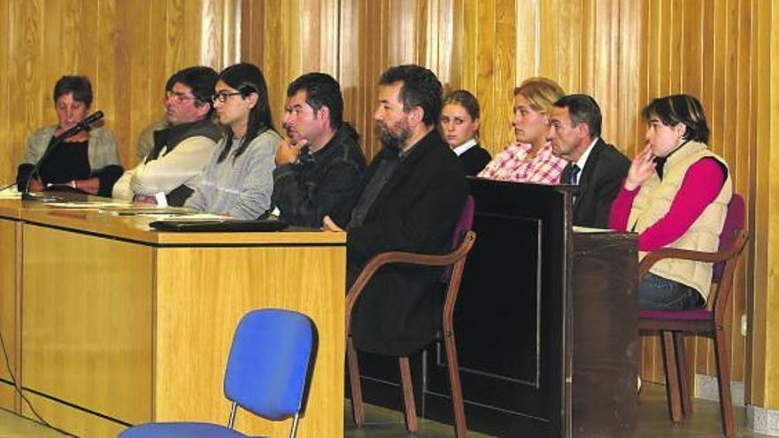 Miembros de un tribunal popular, durante un juicio celebrado en A Coruña. / juan varela