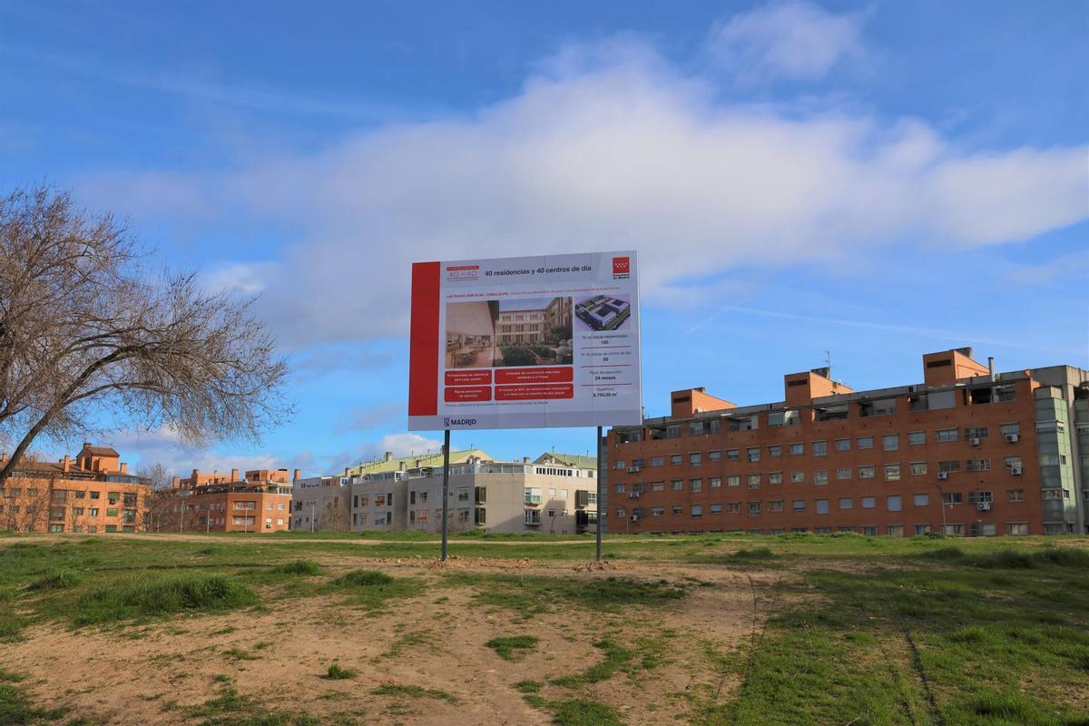 Parcela en el bario de Las Rosas, en Madrid, que acogerá la primera residencia de mayores del Plan 40/40 de la Comunidad de Madrid.