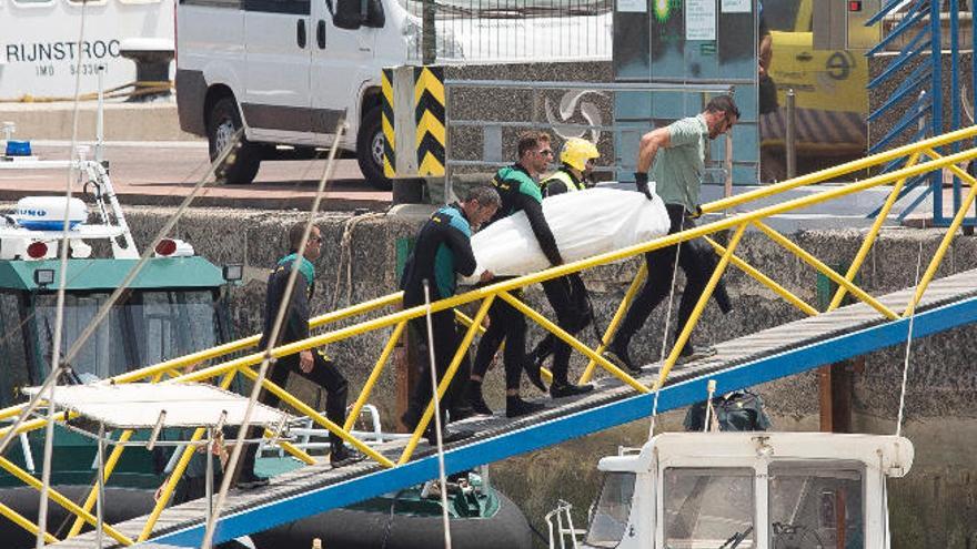 El cuerpo sin vida del bañista fue desembarcado ayer a mediodía por el muelle capitalino