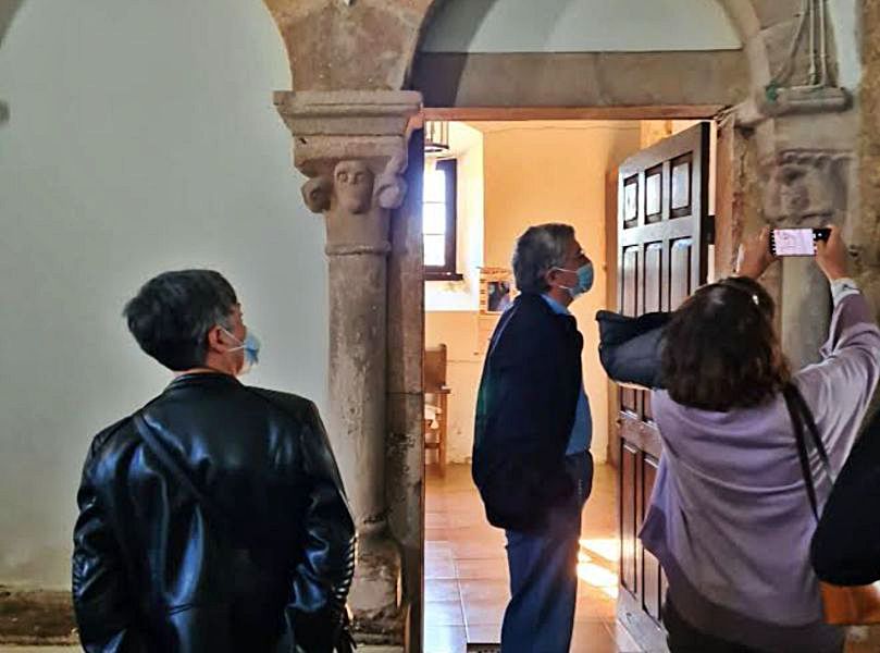 Tres personas, en el interior.