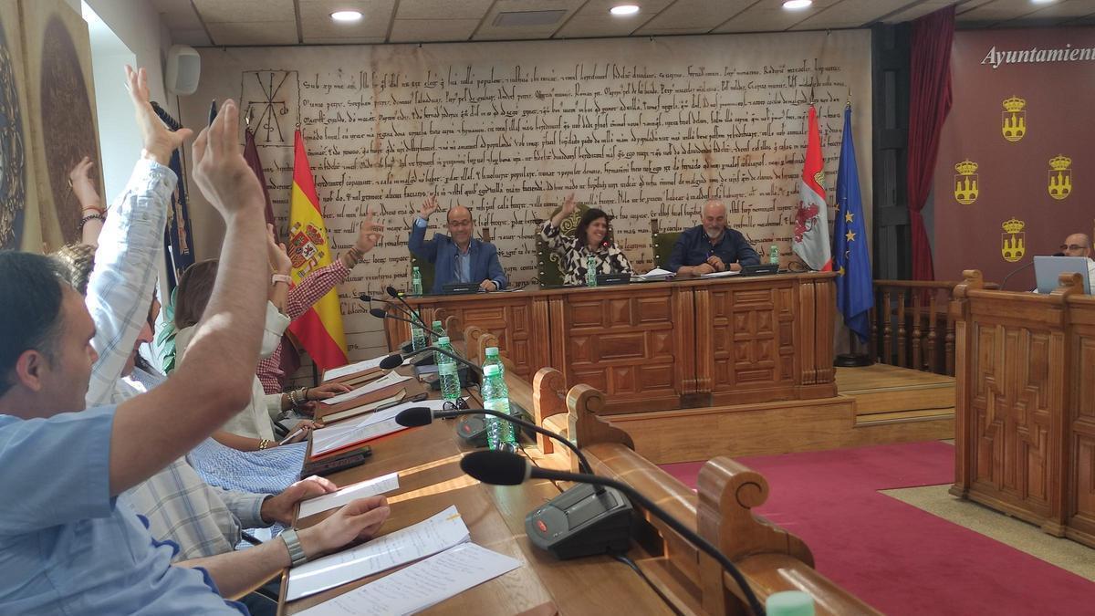 La alcaldesa y concejales de PP y Vox en un pleno municipal.