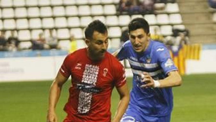 Barreda, con el balón, perseguido por un atacante del Lleida.