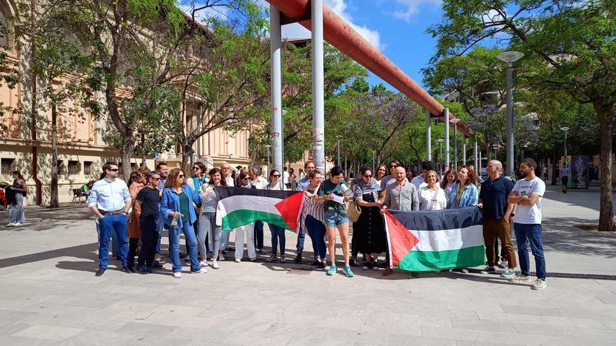 Apoyo de los profesores del IES Ramon Llull y el IES Joan Alcover a los estudiantes acampados en la UIB en solidaridad con Palestina