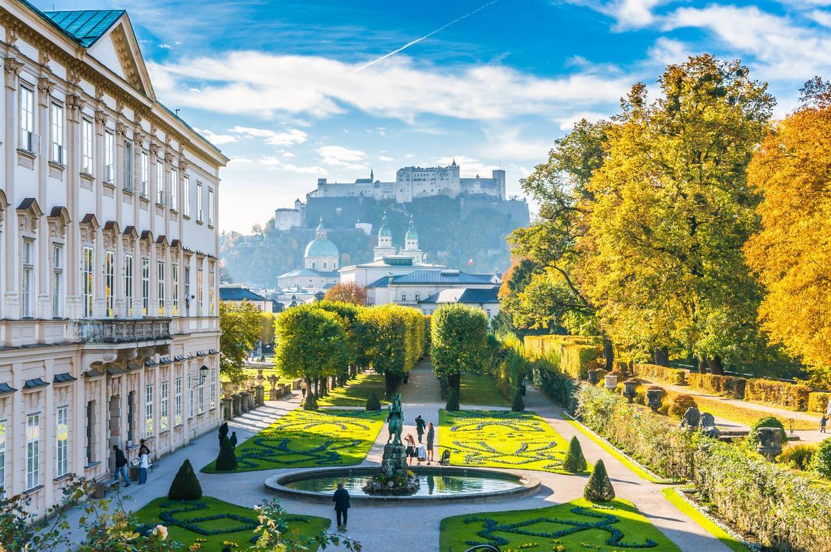 Hermosa vista de los famosos jardines de Mirabell con la antigua e histórica fortaleza de Hohensalzburg al fondo, en Salzburgo, Austria.