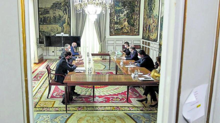 El ministro de Política Territorial, Miquel Iceta (1i), y el presidente del Gobierno de Canarias, Ángel Víctor Torres (2i), en la reunión de ayer en el Ministerio.