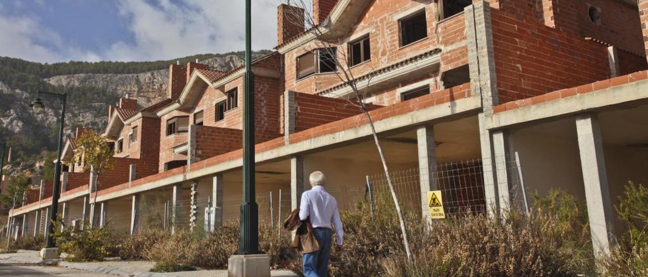 Luxender era la promotora de la inacabada urbanización de Serelles en Alcoy.