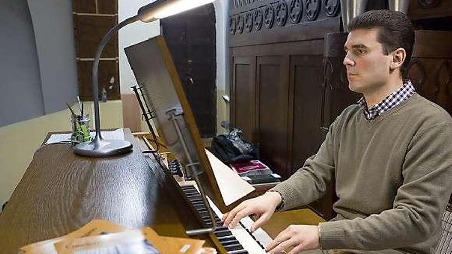 El organista Rubén Díez García, ayer, durante un ensayo.