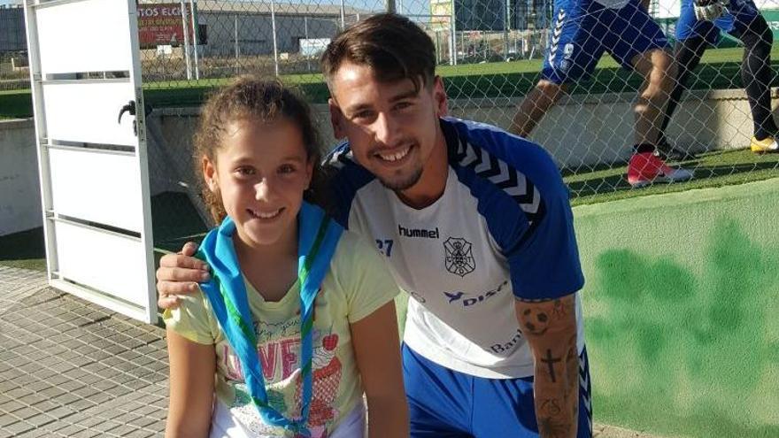 Luis Pérez se hace una foto con una niña antes de entrenar en el Anexo