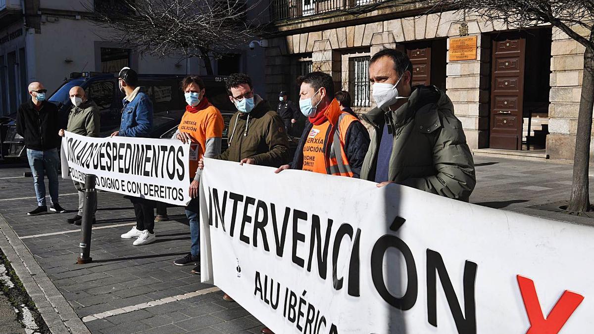 Concentración del comité de Alu Ibérica Coruña, ayer, ante la Subdelegación del Gobierno. |   // CARLOS PARDELLAS