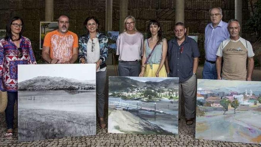 La alcaldesa, Sandra González (tercera por la izquierda), junto a las obras premiadas. // D.B.M.