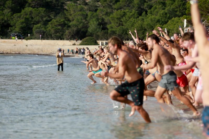 Primer baño del año. Ses Salines.