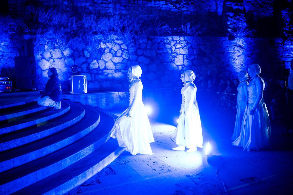 La prèvia de la Llum homenatja el miracle de la Séquia amb atletes, espelmes i espectacle