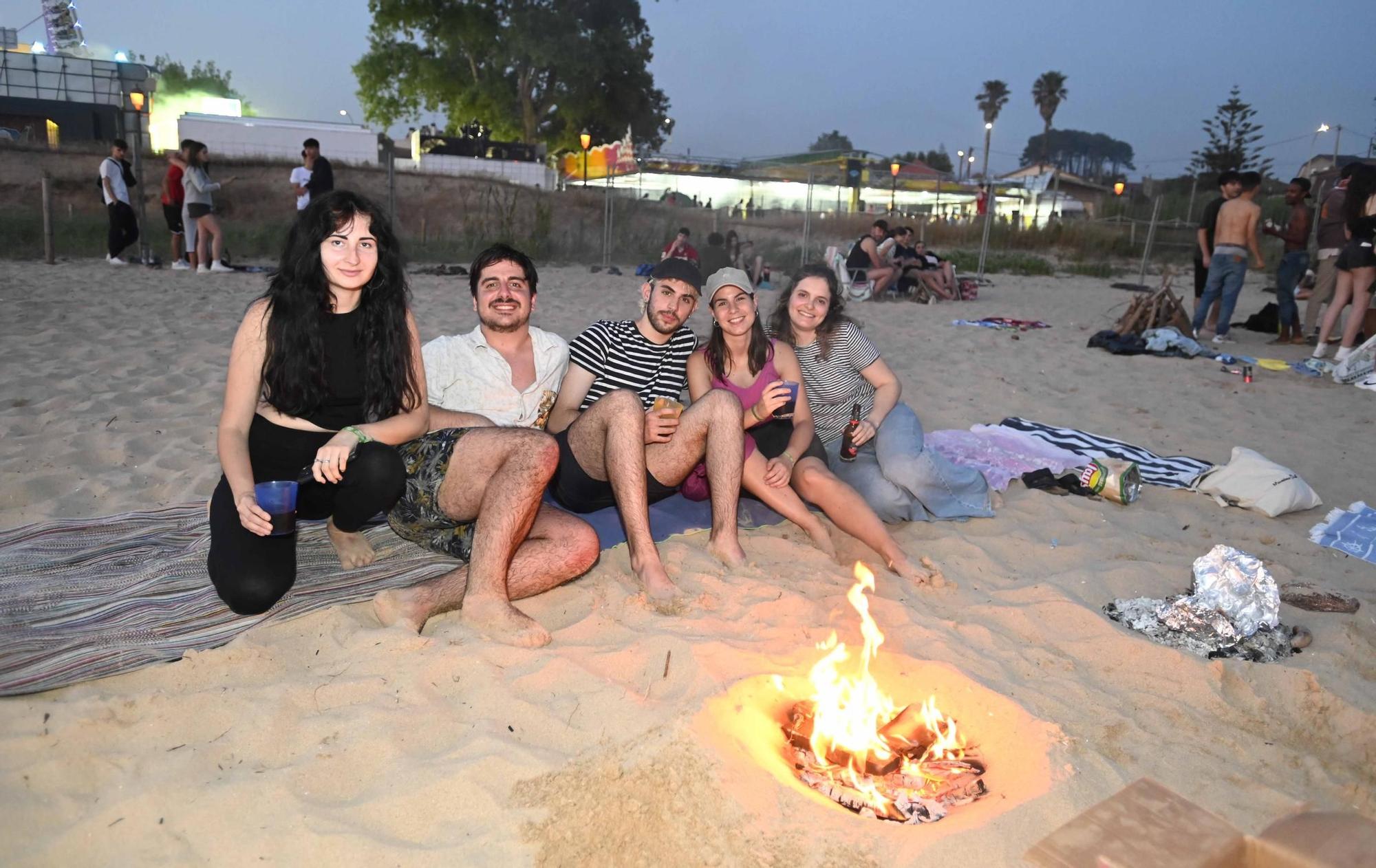 Ambientazo en las playas y plazas llenas para celebrar la noche meiga