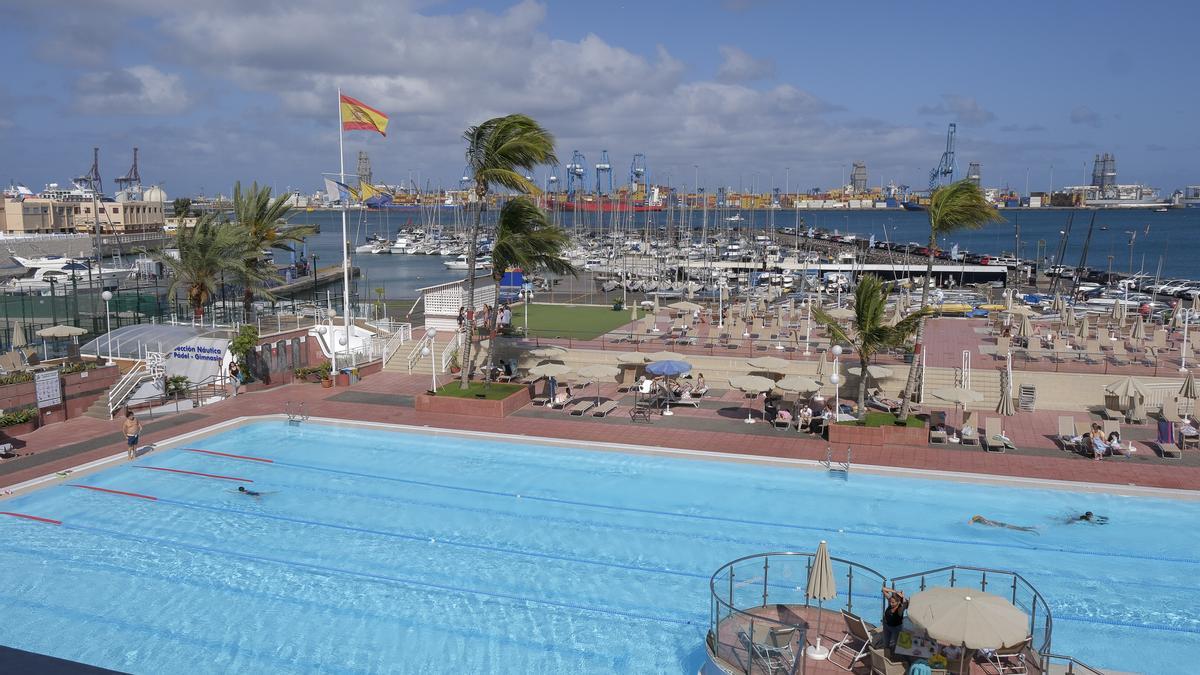 Vistas de la zona de piscina, el solarium y las canchas del Real Club Náutico construidas en el suelo que comprará ahora la entidad.