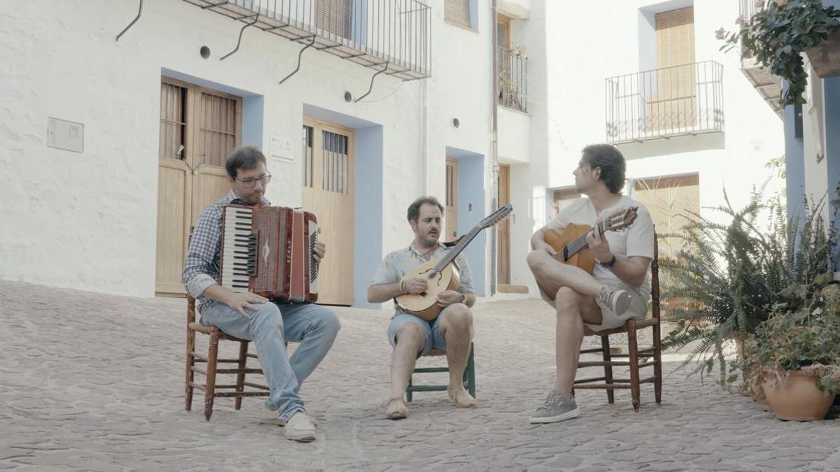 Carmen Camila, el grupo integrado por músicos de la Vall d'Uixó y Artana que ha compuesto la canción 'Quan tot era blanc i negre'.