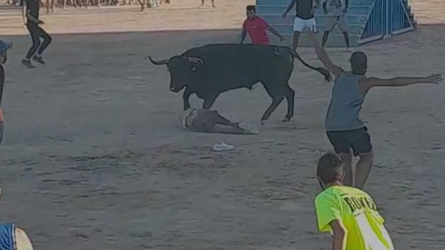 El joven inconsciente en la arena tras la embestida del toro.