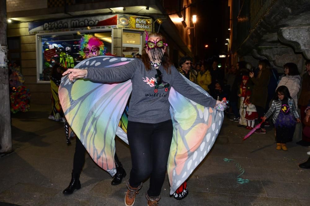 Participantes en el desfile del Momo en Cangas.