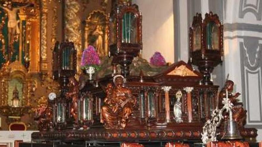 El trono del Cristo de la Vera+Cruz se presentó anoche en San Juan.