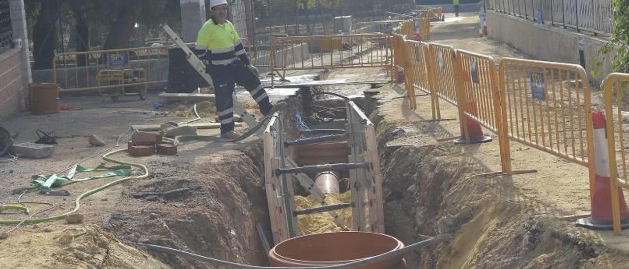 Una de las zanjas abiertas para instalar la red de saneamiento en Peña de las Águilas.