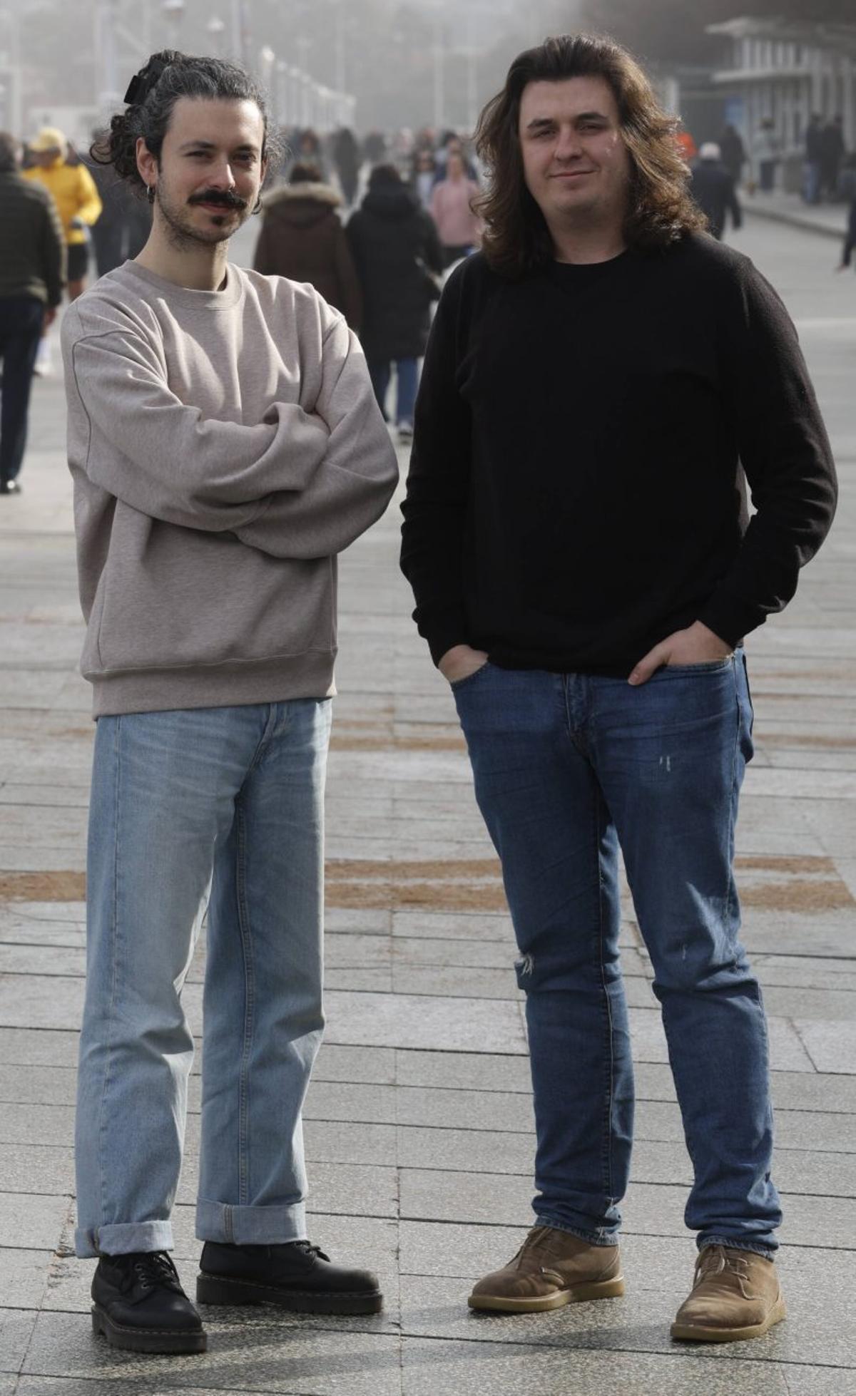 Ale de Miguel (izquierda) y  Jano Díaz, en el Muro de la playa de San Lorenzo. | LUISMA MURIAS