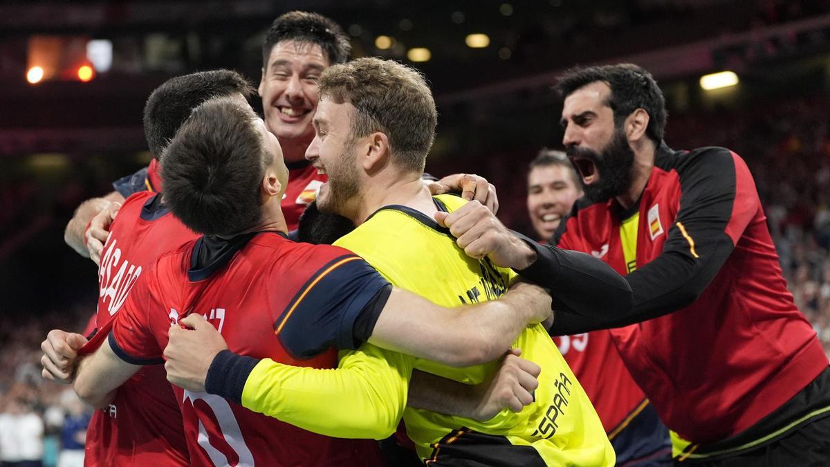 Los jugadores españoles celebran su victoria tras el partido por la medalla de bronce en balonmano entre España y Eslovenia en los Juegos Olímpicos de Paris 2024,