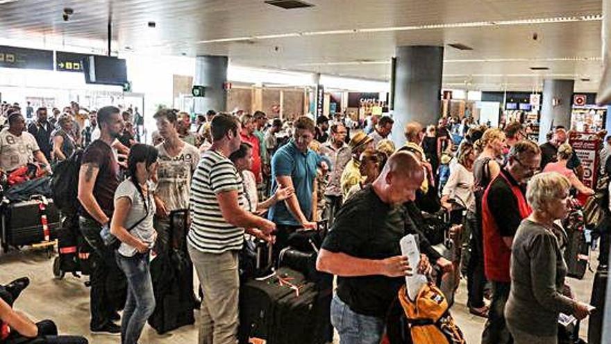 Turistas aguardan para facturar sus equipajes en el aeropuerto de Fuerteventura.